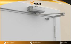 Lắp tay đẩy hơi cách 2: Cục nằm phía trên khung, tay đòn phí dưới cánh