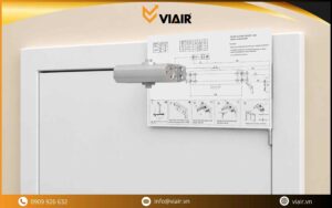 Đánh dấu vị trí khoan tay đẩy hơi bằng tấm mẫu