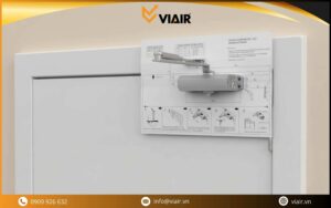 Xác định vị trí lắp tay đẩy hơi bằng tấm mẫu