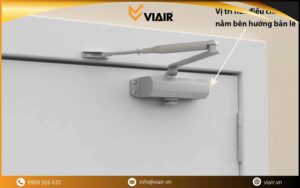 Cách lắp thông thường: Cục nằm bên dưới, tay đòn nằm trên khung