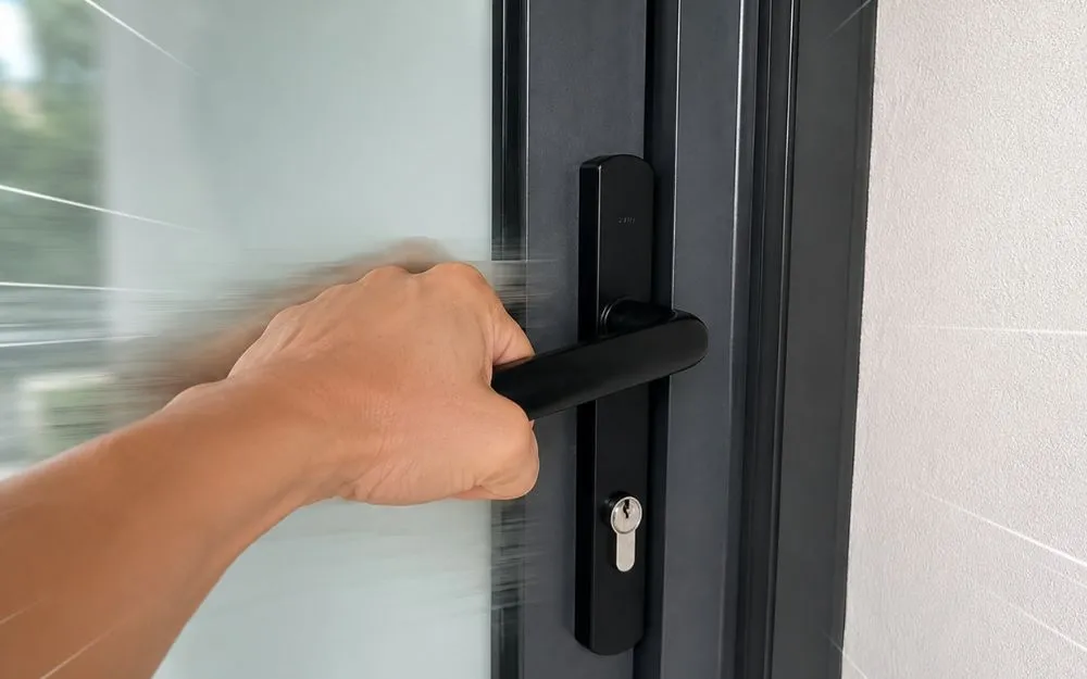 cách mở khóa cửa tay gạt bị gãy