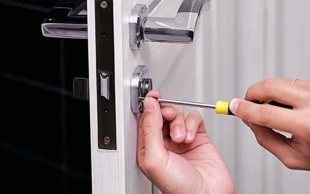 cách mở khóa cửa tay gạt bị gãy