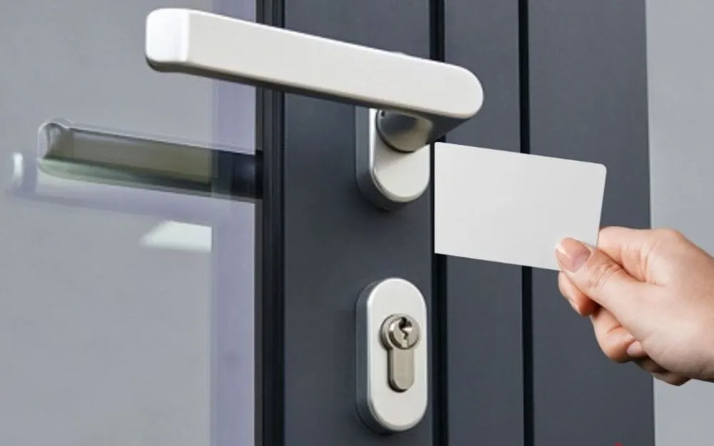 cách mở khóa cửa tay gạt bị gãy