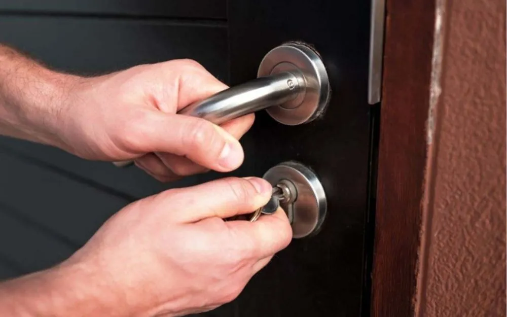 cách mở khóa cửa tay gạt bị kẹt