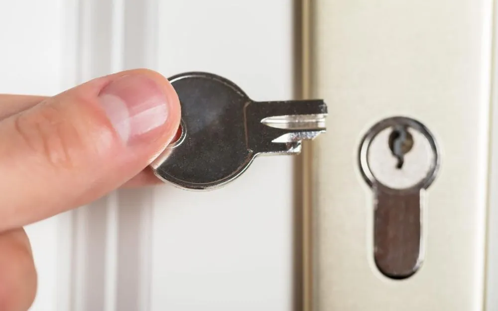 cách mở khóa cửa tay gạt bị kẹt