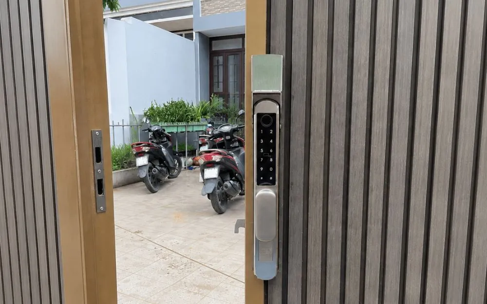 khóa vân tay cửa sắt lùa