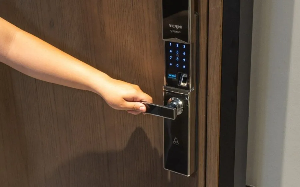 khóa vân tay cửa sắt lùa
