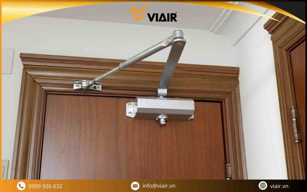 Nên lắp tay đẩy hơi cửa gỗ tự động cho cửa