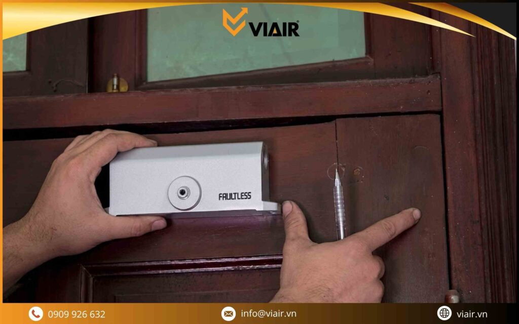 Đo đạc và định vị hộp áp lực tay đẩy hơi cửa gỗ tự động