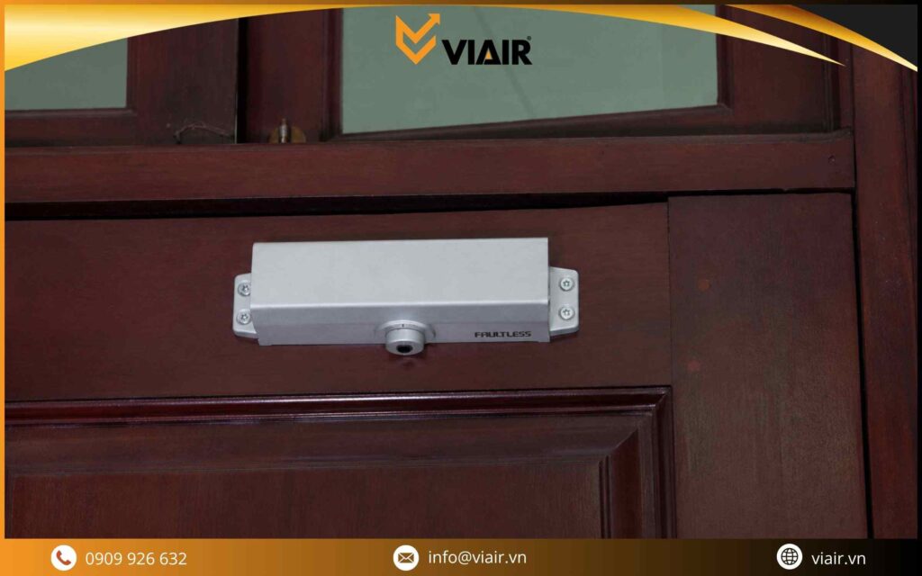 Khoan mồi và cố định thân máy tay đẩy hơi cửa gỗ tự động