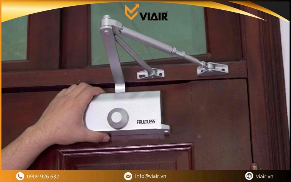 Lắp ráp thanh truyền lực tay đẩy hơi cửa gỗ tự động