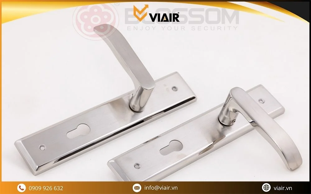 Mẫu khóa gạt inox Blossom lắp đặt cho cửa phòng